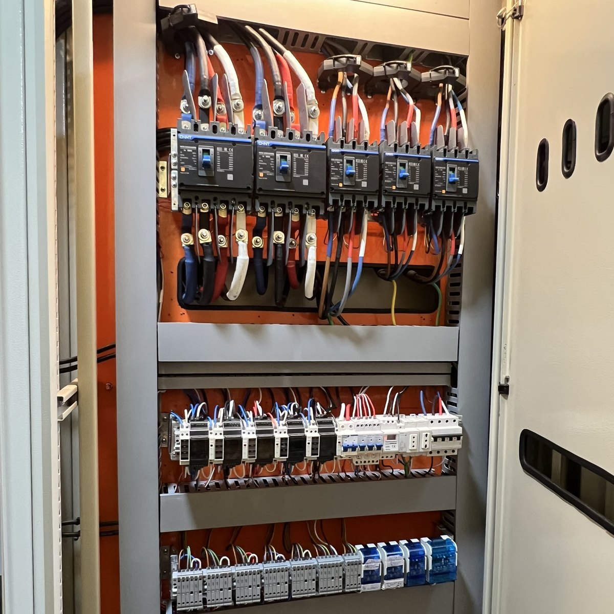 Tablero de distribución con interruptores automáticos y protecciones, sala eléctrica ejecutada por Sistema Solar